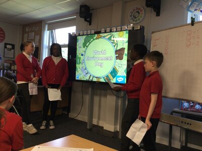 Image of Year 5 (Class 13) - Pupil Parliament Visit