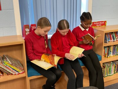 Image of Year 5 (Class 14) - Library Session