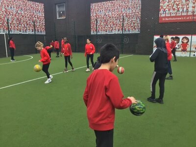 Image of Year 5 (Class 14) - P.E - Basketball