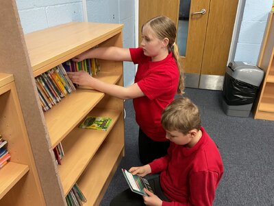 Image of Year 6 (Class 14) - Library Session