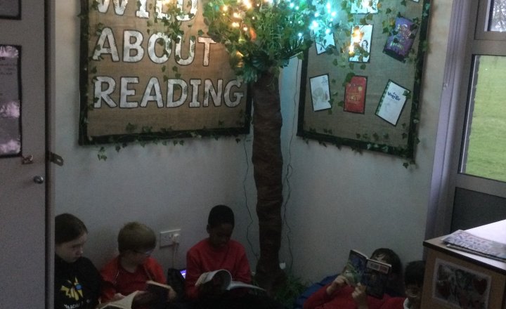 Image of Year 6 (Class 15) - Christmas Reading Area