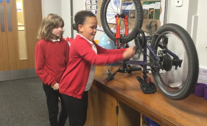 Image of Year 5 (Class 13) - Science - Levers, Pulleys and Gears