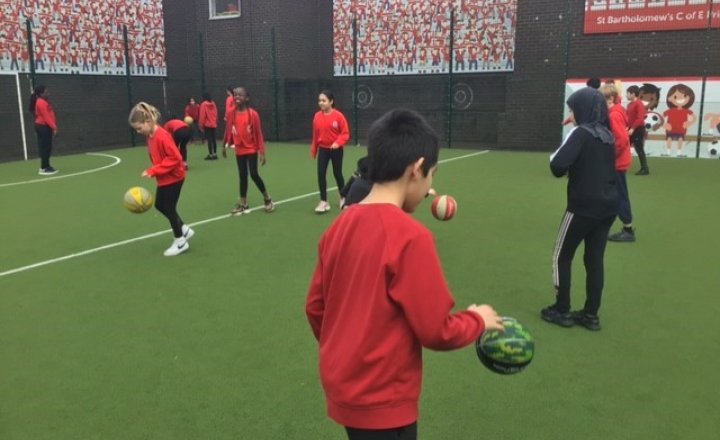 Image of Year 5 (Class 14) - P.E - Basketball