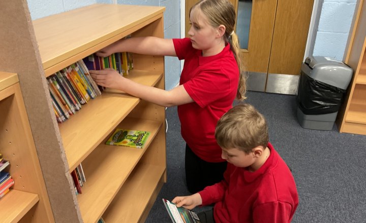 Image of Year 6 (Class 14) - Library Session