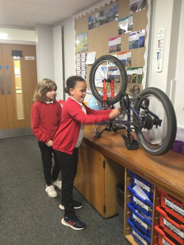 Image of Year 5 (Class 13) - Science - Levers, Pulleys and Gears
