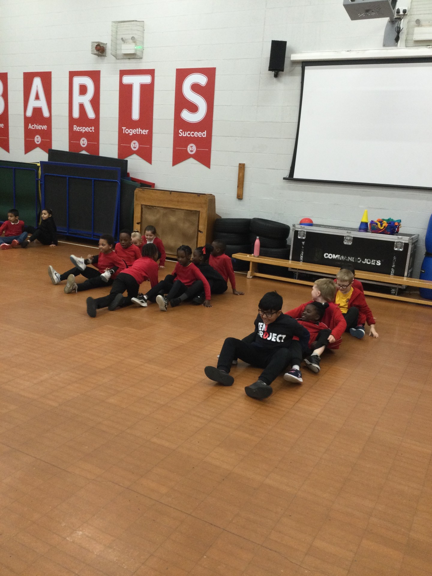 Image of Year 3 (Class 8) - Commando Joe's - Rowing Boats & Teamwork