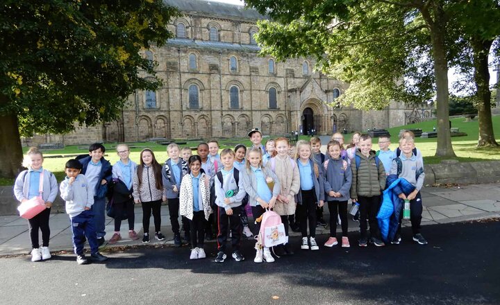 Image of Y3 Archaeologists in Durham!
