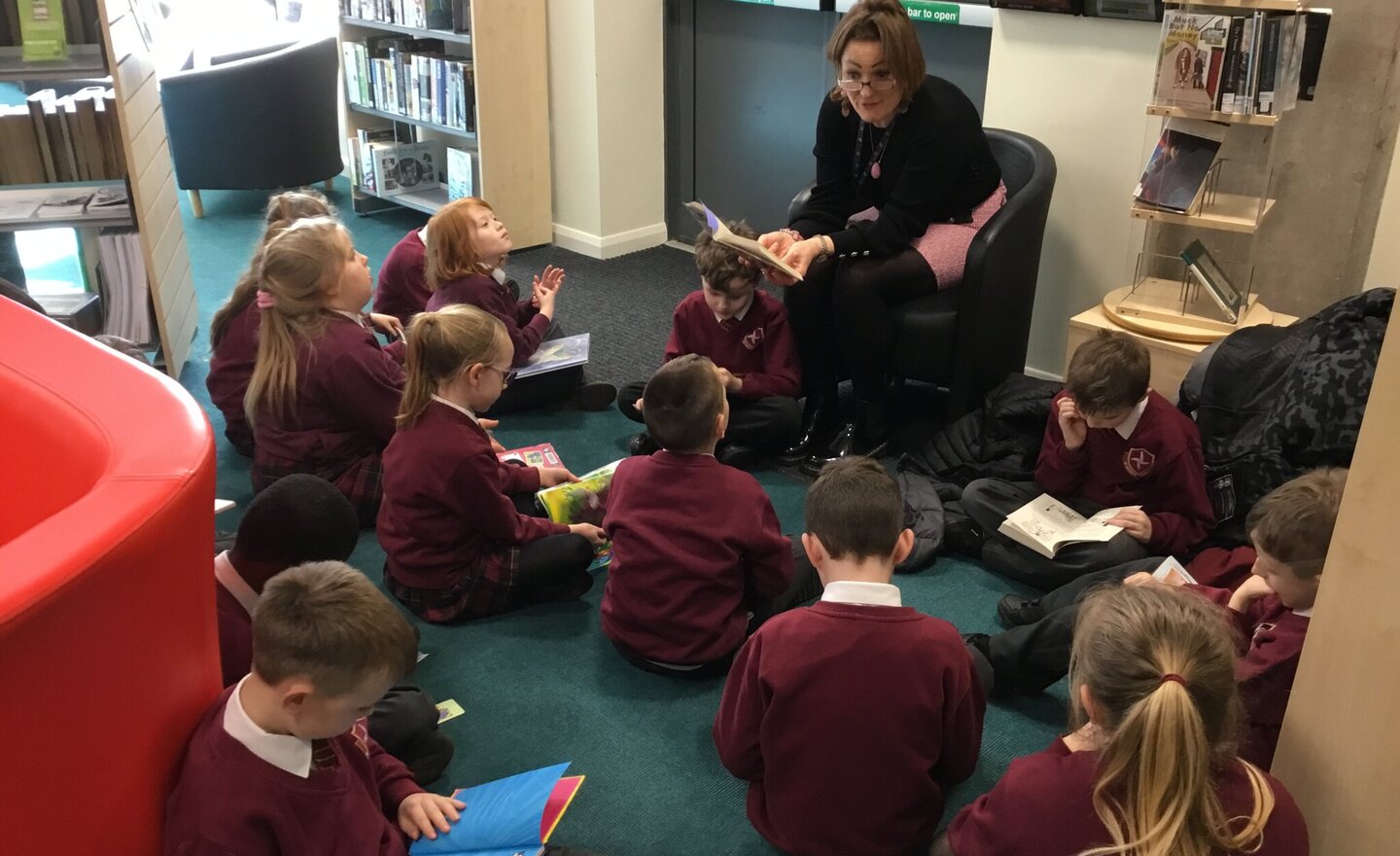 Image of Year 3 visit the library