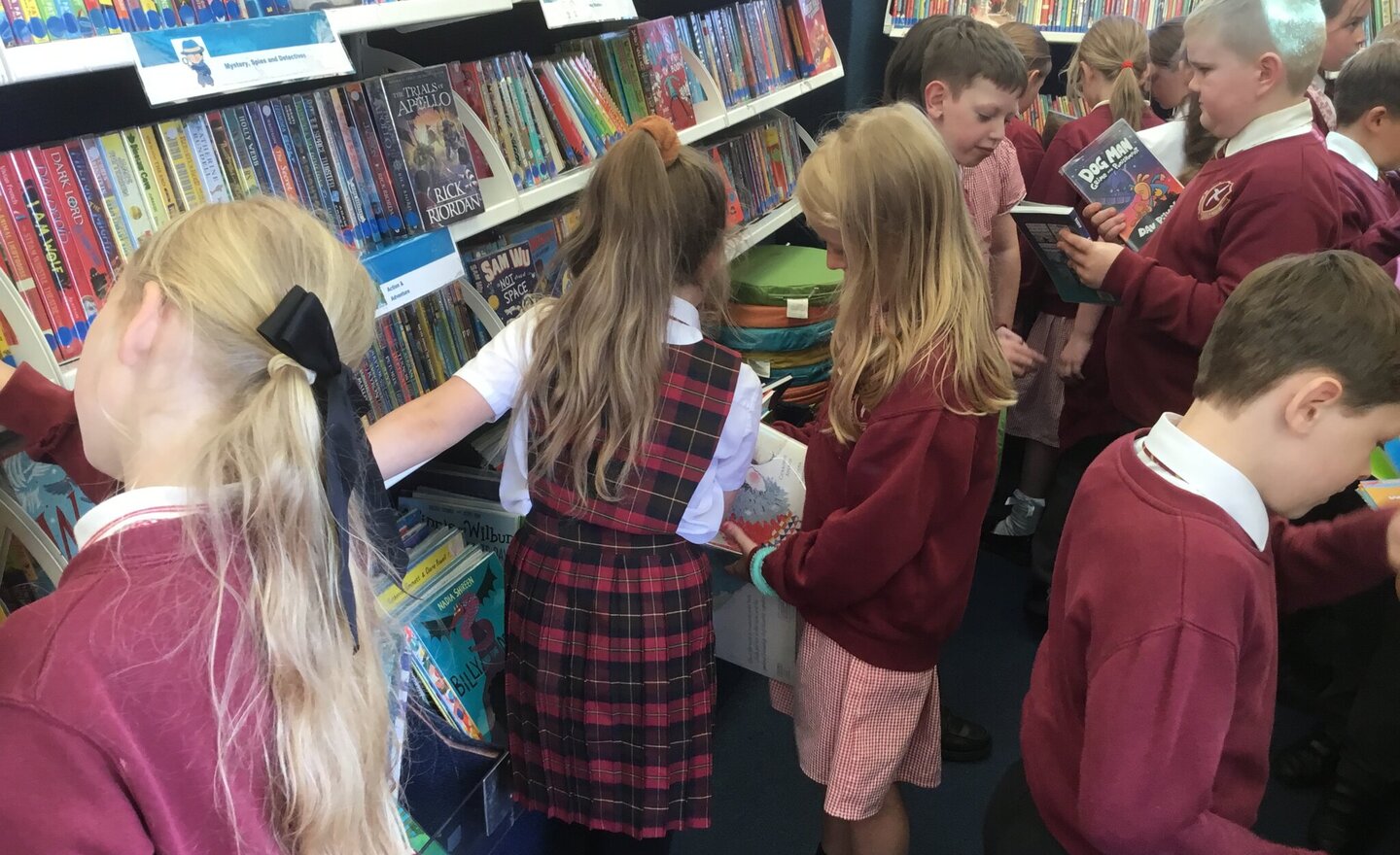 Image of Year 3 visit the Library Van