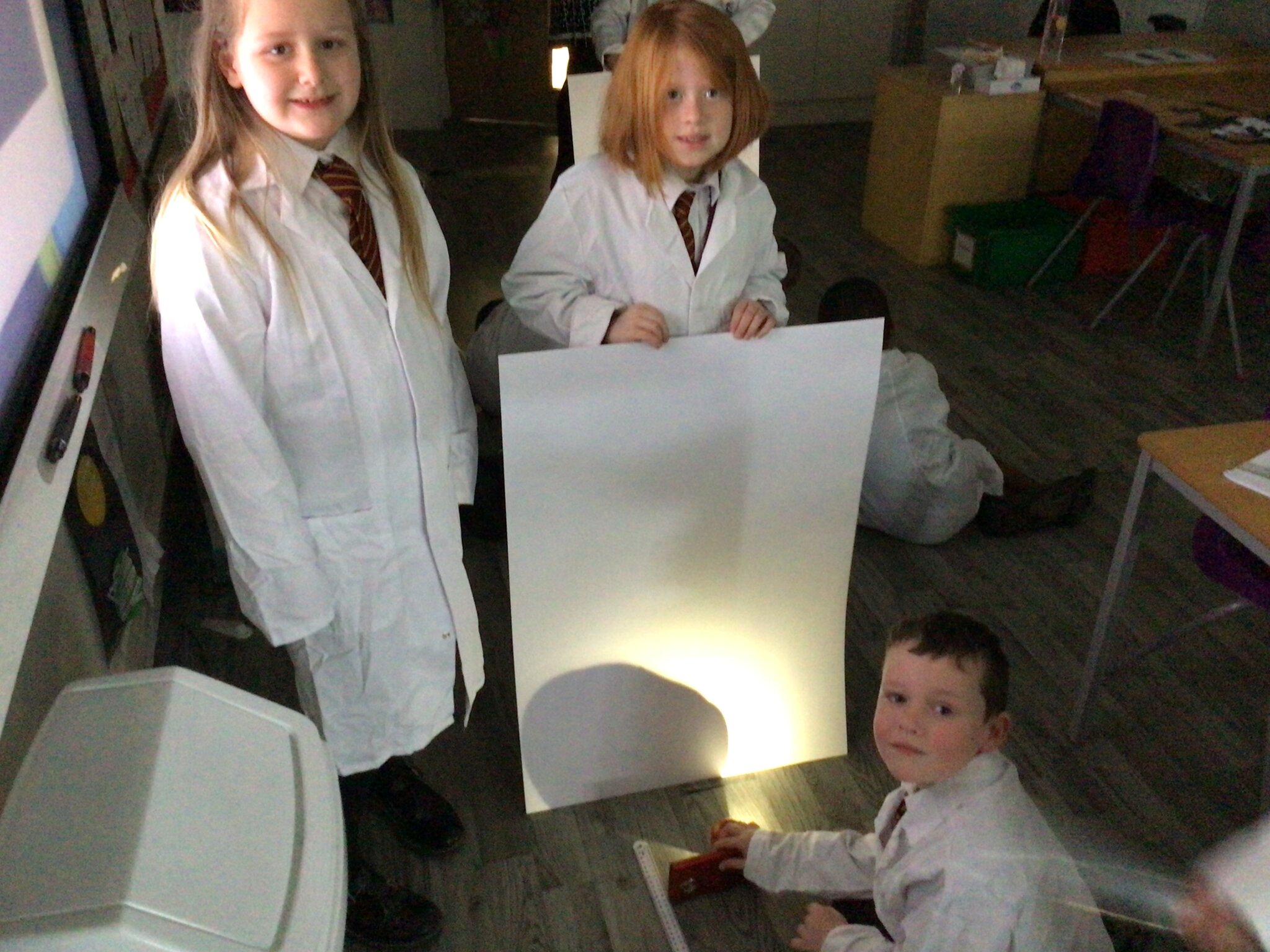 Image of Year 3 Scientists shine a light!