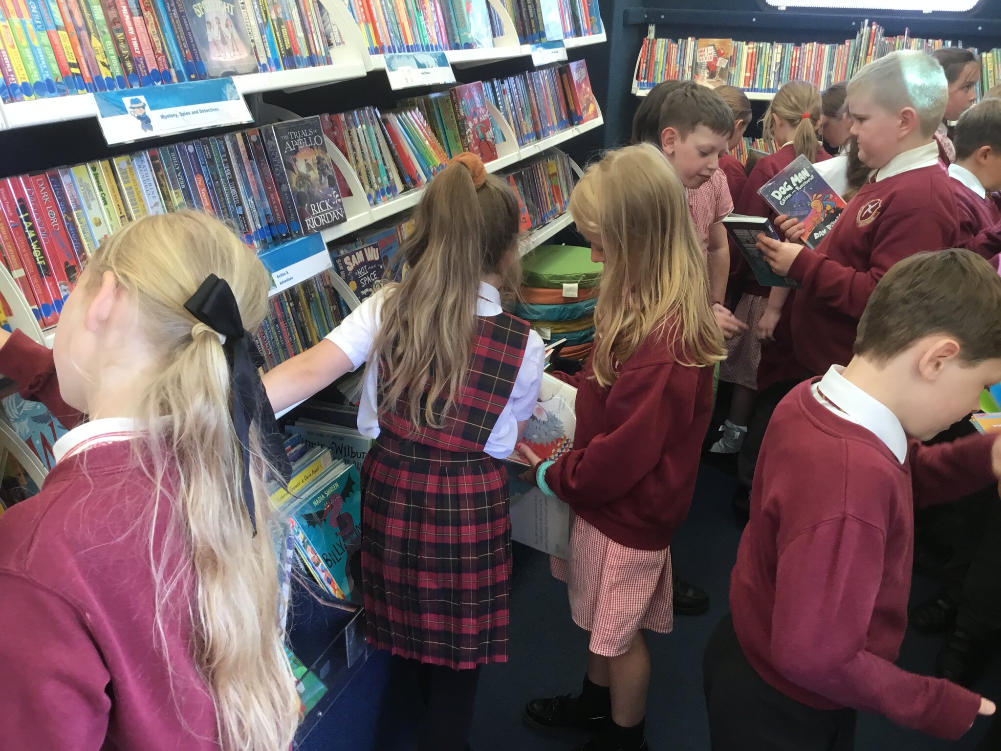 Image of Year 3 visit the Library Van