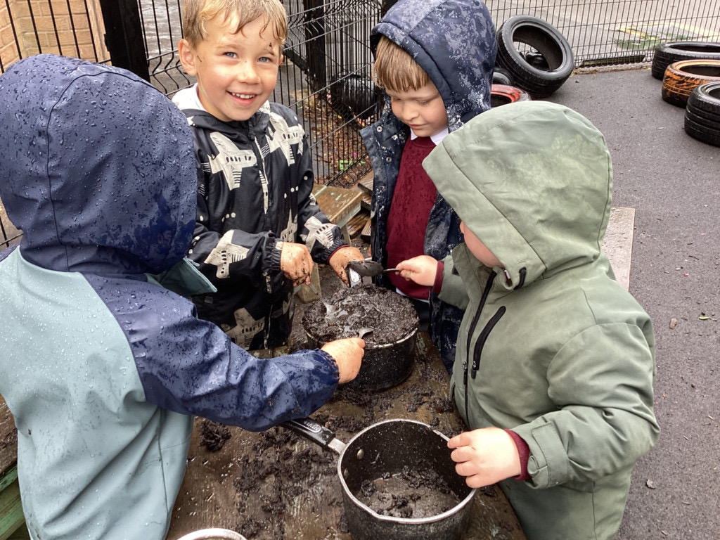 Image of Mud kitchen messy play