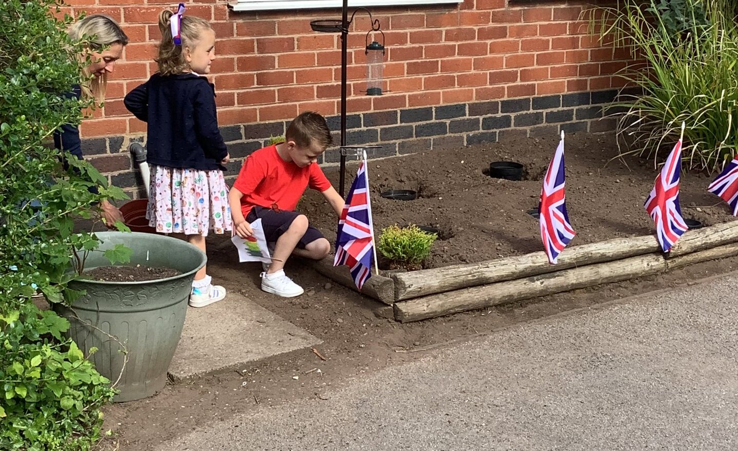 Image of Planting a tree for the Queen! 