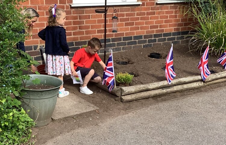 Image of Planting a tree for the Queen! 
