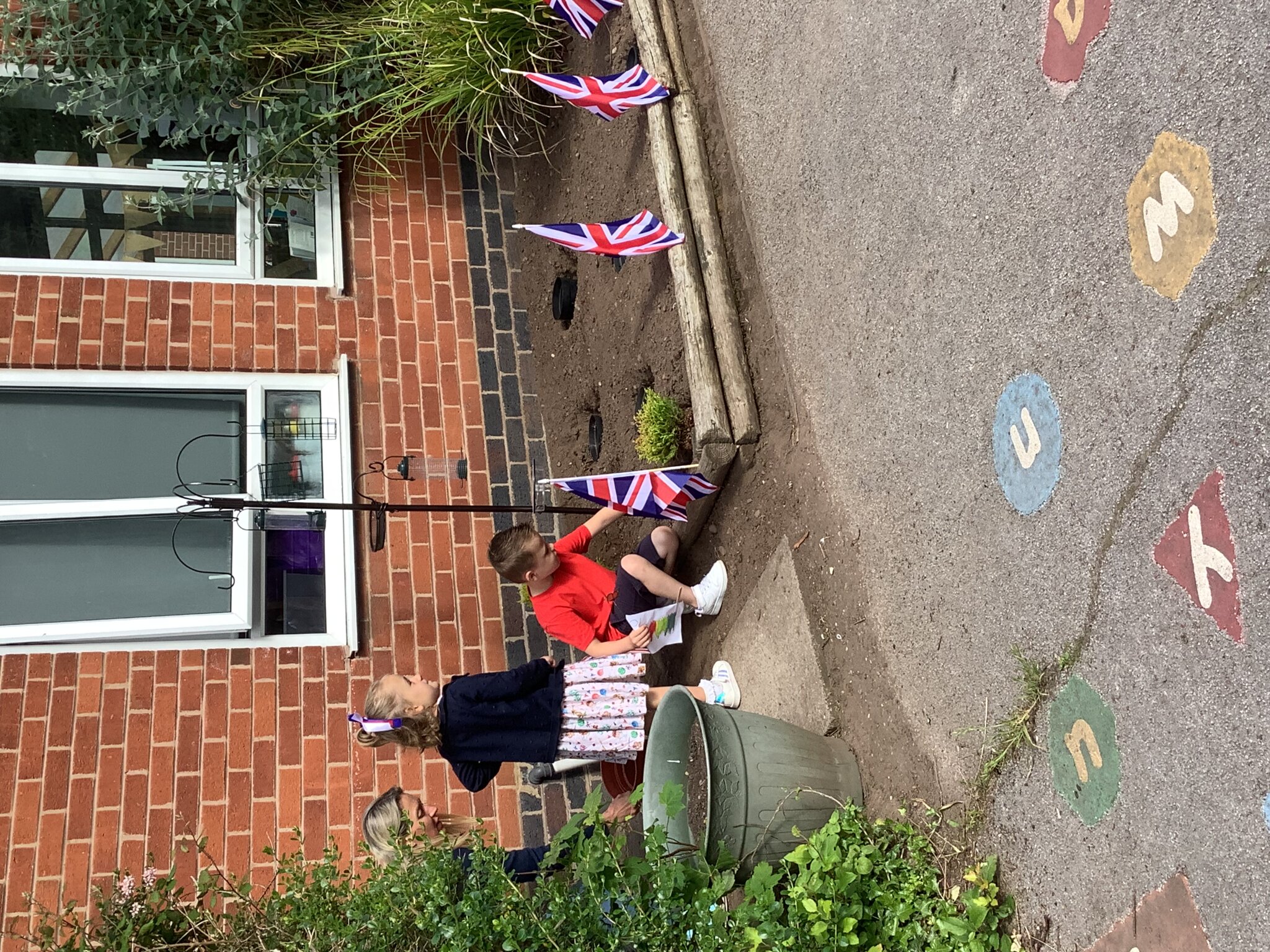 Image of Planting a tree for the Queen! 