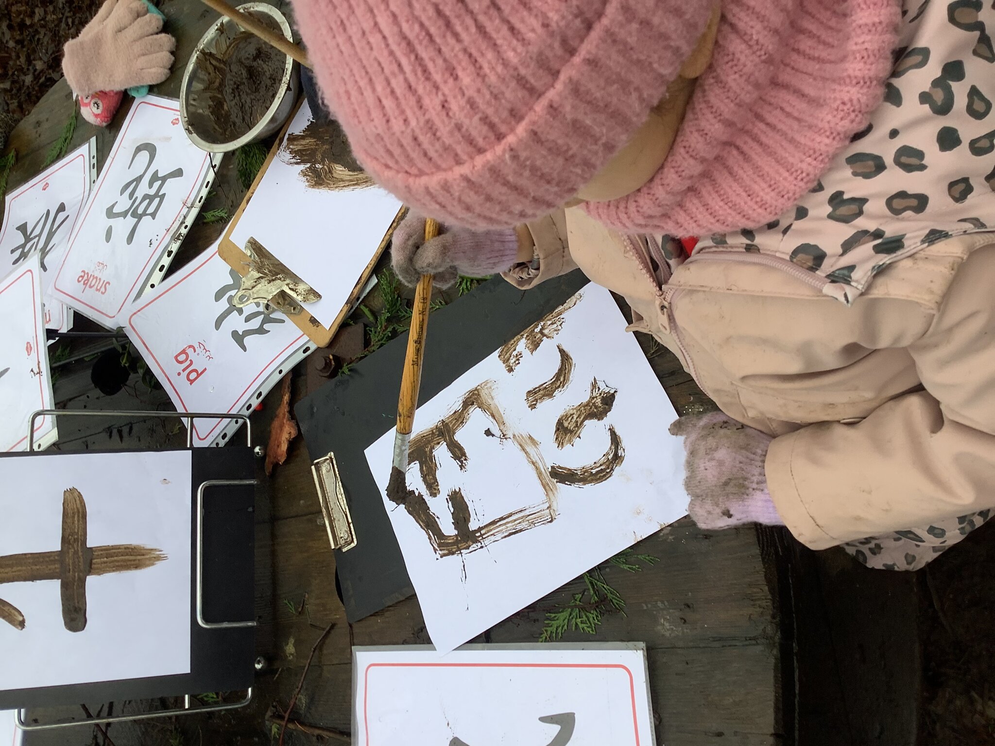 Image of Painting Chinese symbols using mud! 