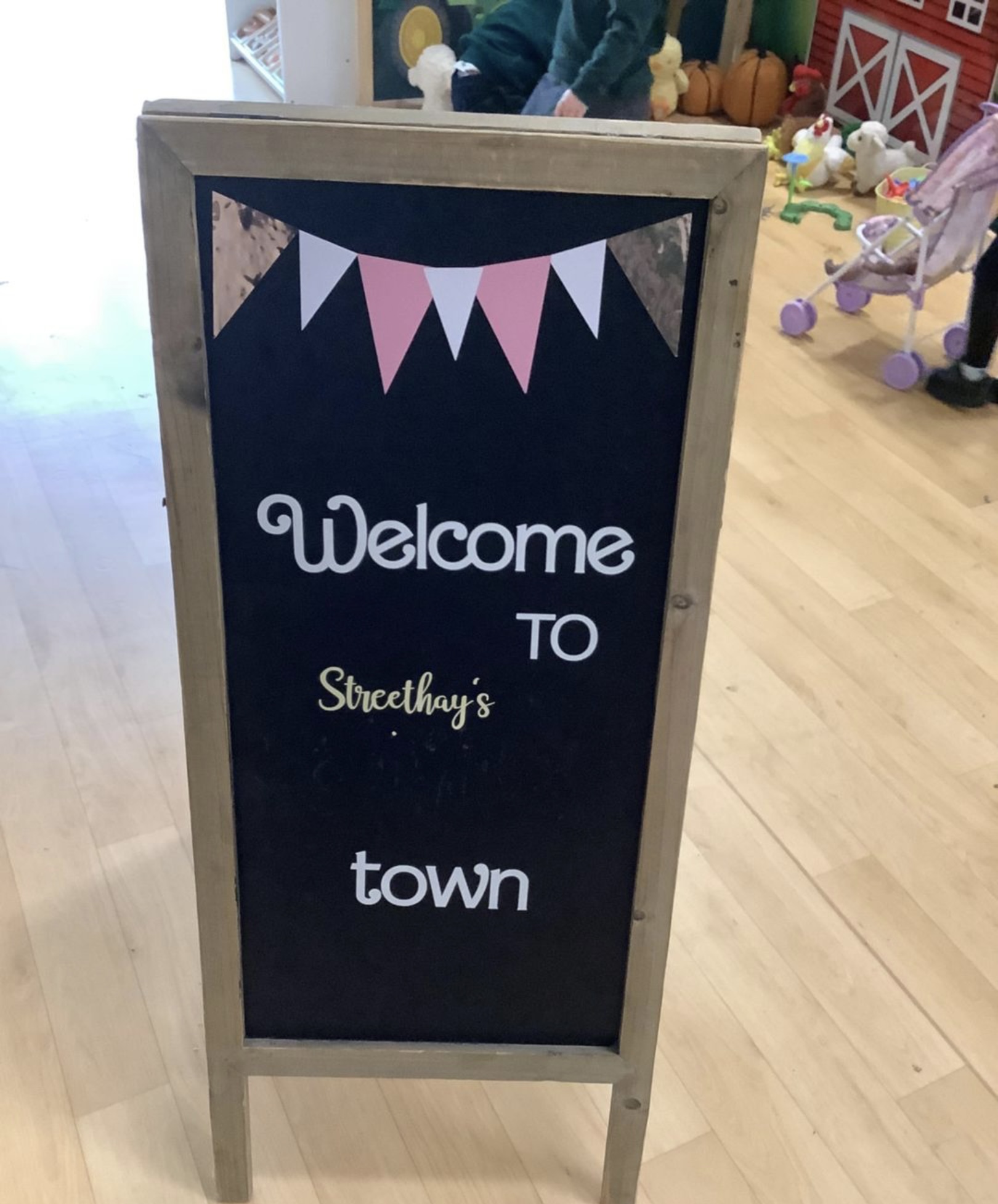 Image of UOW in Daisies