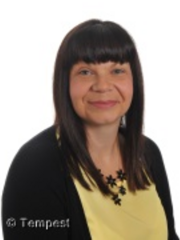 Miss Tracey Deakin