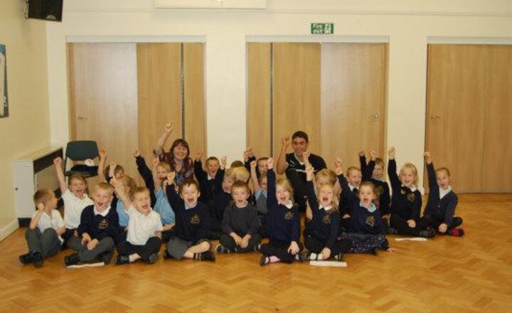 Image of Grimsby Town defender Shaun Pearson visits Year 1